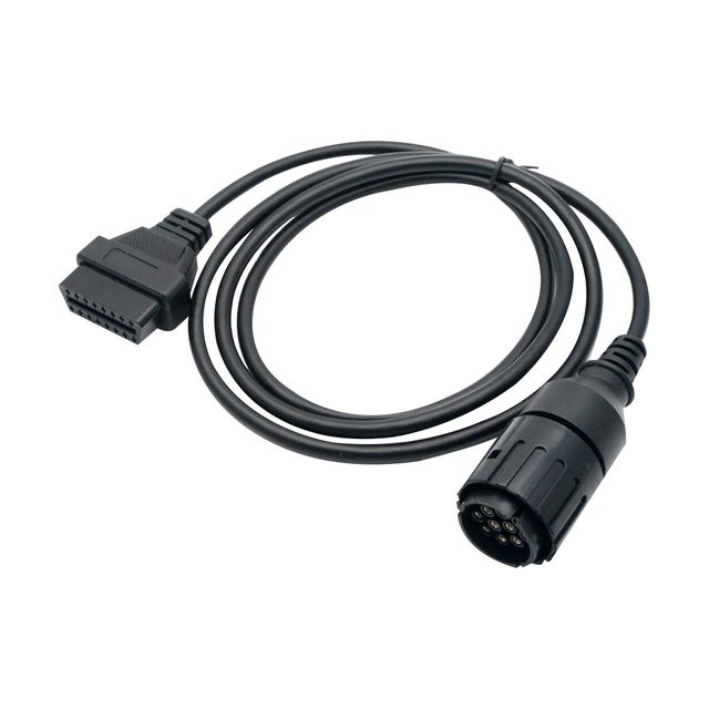 Sort, oprullet adapterkabel til BMW-motorcykel med et rundt 10-polet stik i den ene ende og et 16-polet OBD2-stik i den anden