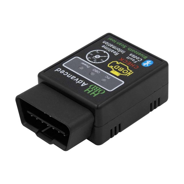 Sort ELM327 Bluetooth-adapter set fra en vinkel med det 16-polede OBD2-stik i forgrunden