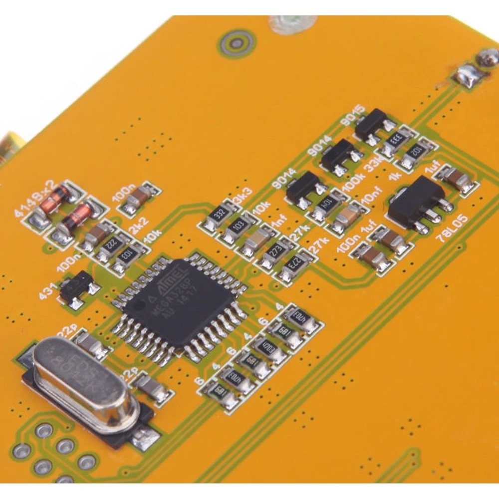 LCR-T4 Tester en uso midiendo condensadores y resistencias