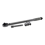 Llave dinamométrica 1/2 28-210 Nm con alargadera y 3 vasos TSX TOOL en uso en taller