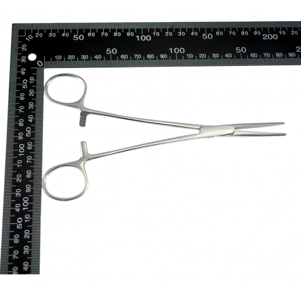 Pinzas Tenaza Rectas 18cm Satkit en uso para manipulación de cables y componentes electrónicos