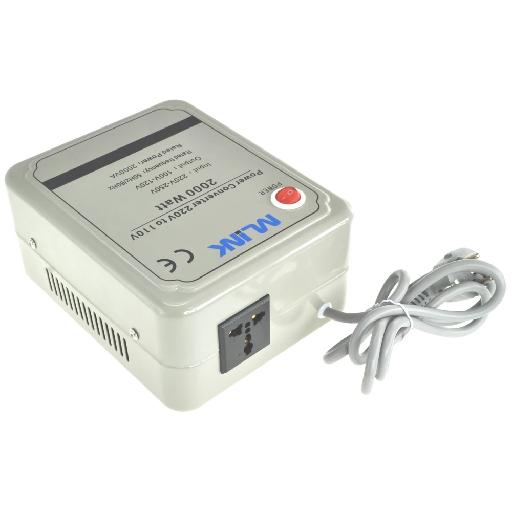 Detalle del enchufe universal del transformador 220v a 110v 2000w